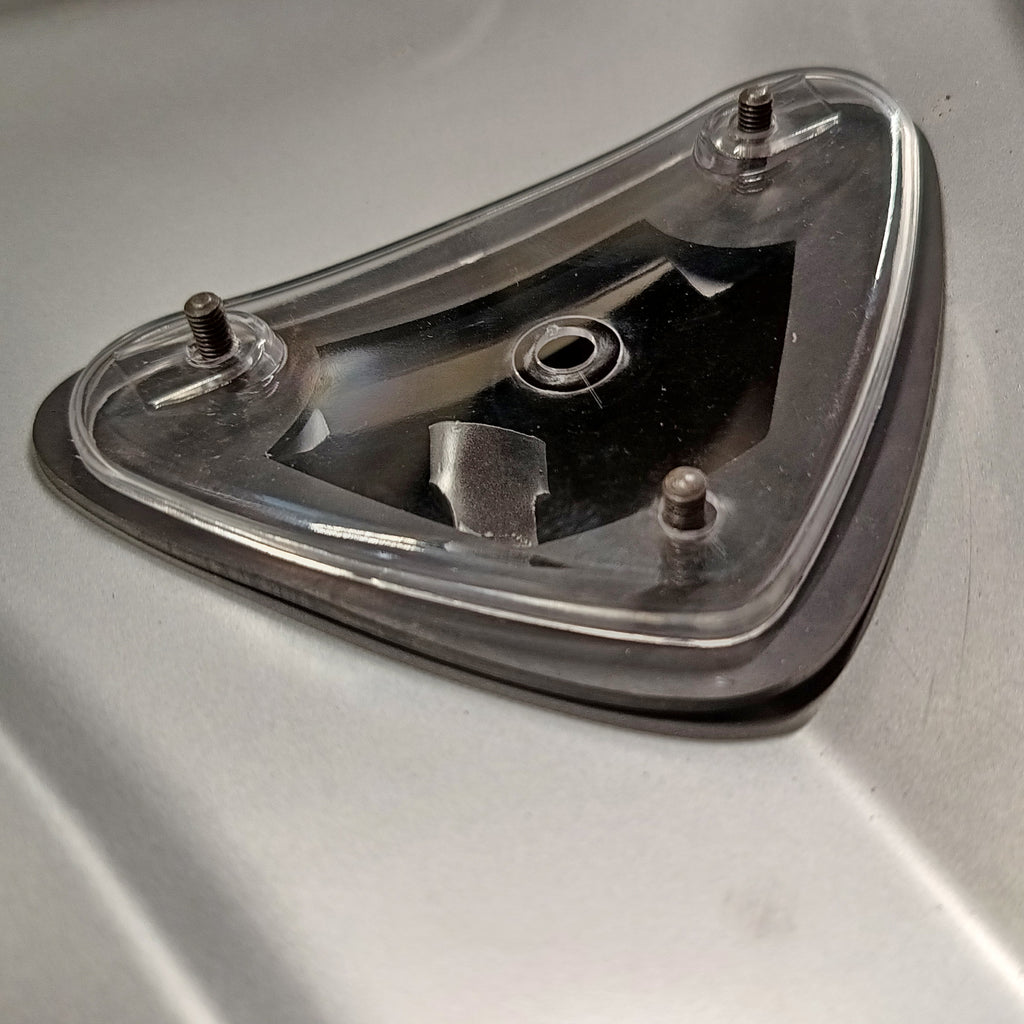 Rubber nummerplaatverlichting plexi afdekplaatje binnenkant – VW Kever – OEM 111 943 197 – detail 2