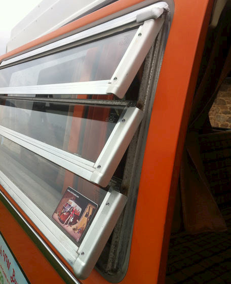 VW T2 Combi | Baguette latérale aluminium fenêtre à jalousie avec vis inox, Westfalia, 08/1967-07/1979