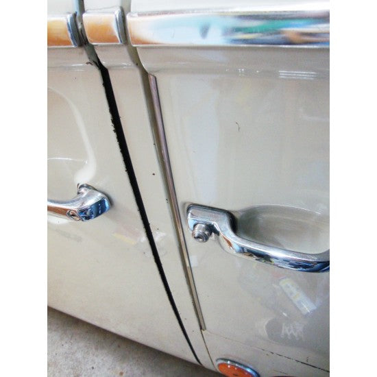 Deurrandlijsten cabinedeur, gepolijst RVS met RVS schroeven, paar, 8/67-7/79 – VW T2 Bus – OEM 211 831 052H – detail 2