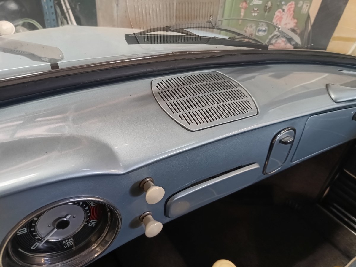 VW KG | Grille haute parleur en tableau de bord | 141 857 215